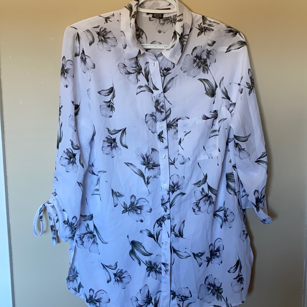 ✨Women’s button up blouse.